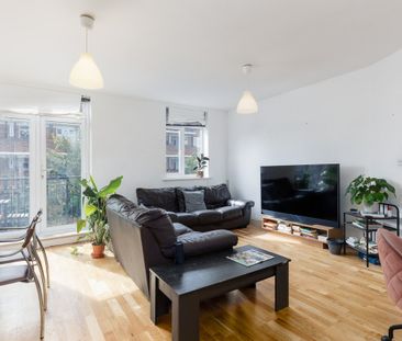 A spacious two bedroom apartment with a private balcony, ideally located just 0.3 miles from both Bethnal Green and Whitechapel stations for excellent transport links. - Photo 1