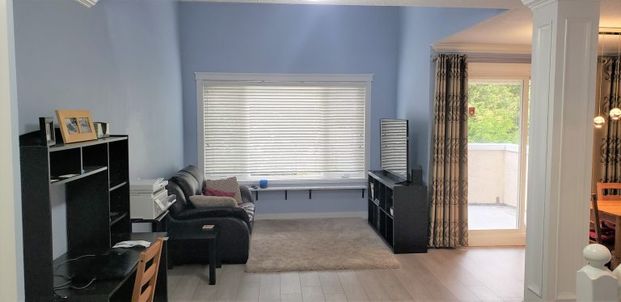 $2200 / 2br – 988ft2 – TOP FLR 2 level condo w/ 2 beds, & 2 parking stalls (R0004) - Photo 1