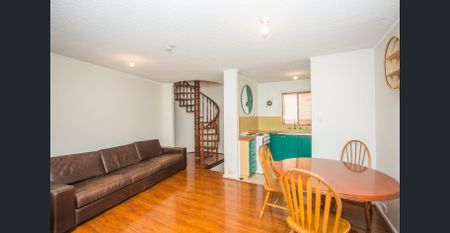 Perfectly Positioned Apartment - Photo 3