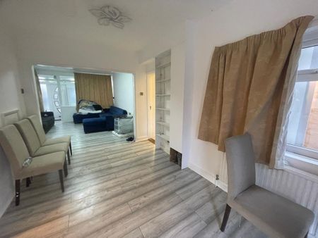 5 bedroom semi-detached house to rent - Photo 2