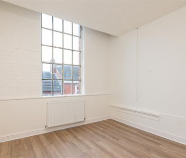 3 bed Apartment To Let - Photo 6