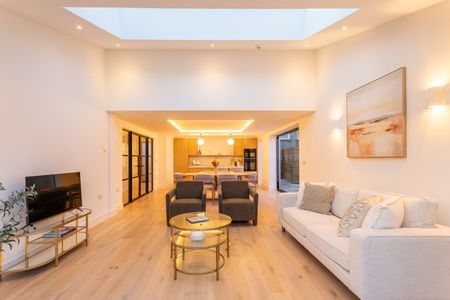 4 Bed Detached House, Hythe Road, BN1 - Photo 2