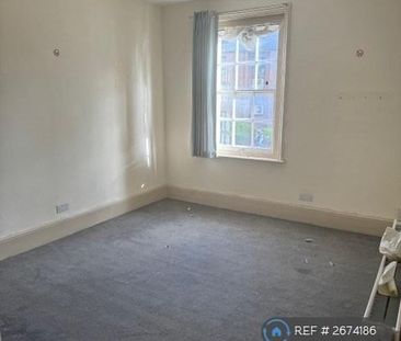 3 bedroom flat to rent - Photo 3
