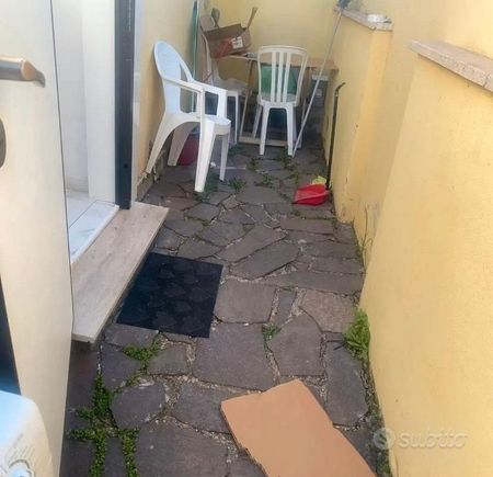 OSTIA MONOLOCALE ARREDATO Con CORTILE PRIVATO - Foto 5