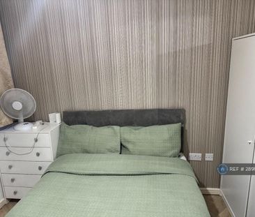 1 bedroom in a flat share to rent - Photo 4