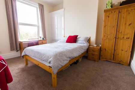 8 Bed Semi-Detached House, Belmont Road, SO17 - Photo 4