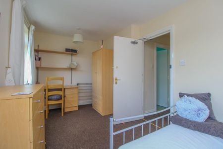 4 bedroom end of terrace house to rent - Photo 4