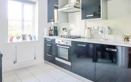 *** Room Lets *** Well-presented five double-bedroom property available in November, situated in Wood Mead. The property is offered fully furnished, with bills excluded. - Photo 5