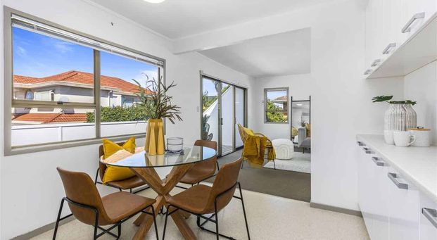 Beautiful 5 Bedroom Property in Hobsonville - Photo 1