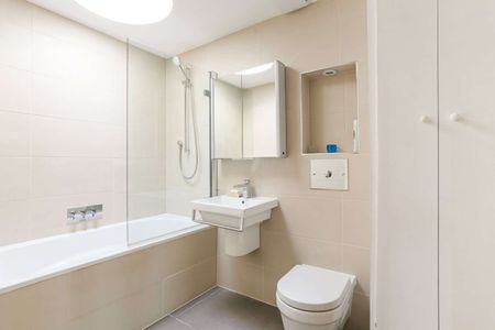 Beautiful penthouse flat in a great Hackney central location. - Photo 3