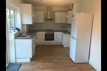 3 Bed Terraced House, St. Andrews Road, IG1 - Photo 5