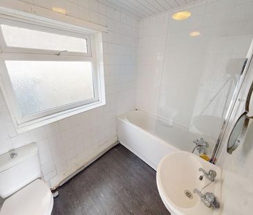 3 bedroom end of terrace house to rent - Photo 4