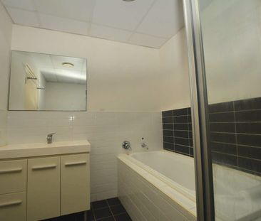 Ground floor modern unit with courtyard - Photo 6