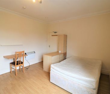 Studio Flat, Hanworth Road, TW3 - Photo 2