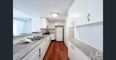 VIBRANT URBAN RETREAT IN THE HEART OF THE CITY - Photo 2