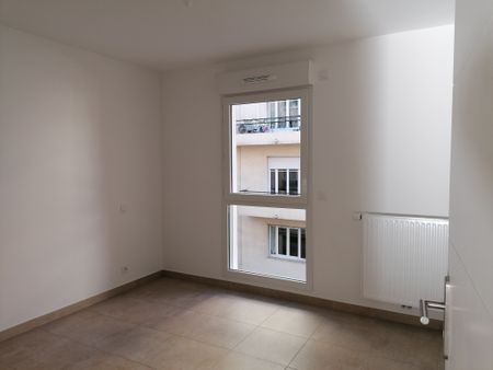 Location Appartement 3 pièces 63m² NICE 06100 - Photo 3