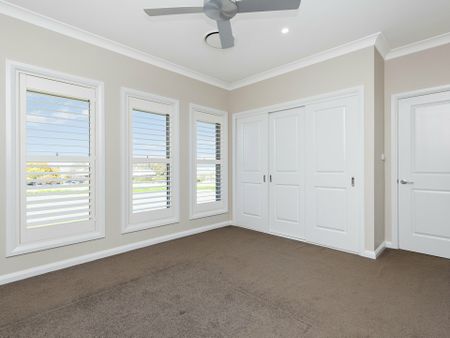 Perfect Home for Professionals with Lawn Maintenance Included - Photo 3