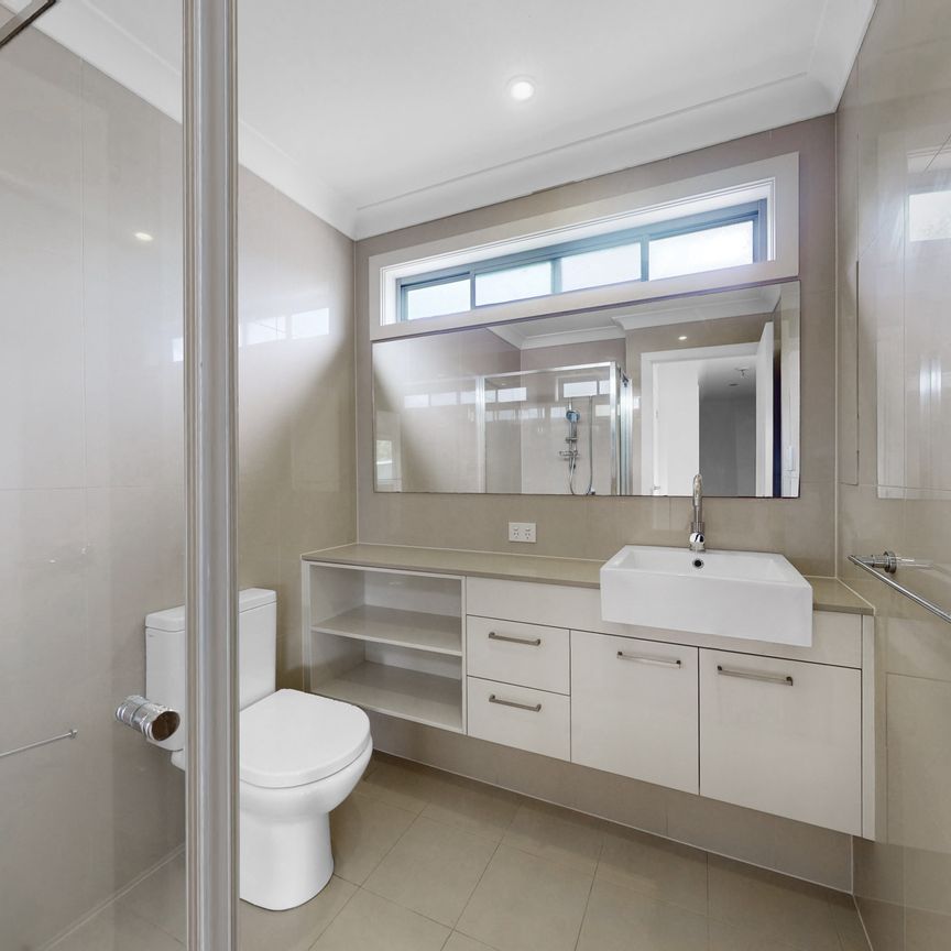 Town house walking distance to shops and schools - Photo 1