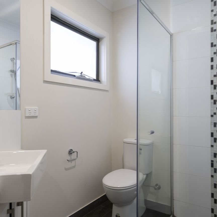 MODERN TWO BEDROOM TOWNHOUSE!! - Photo 1