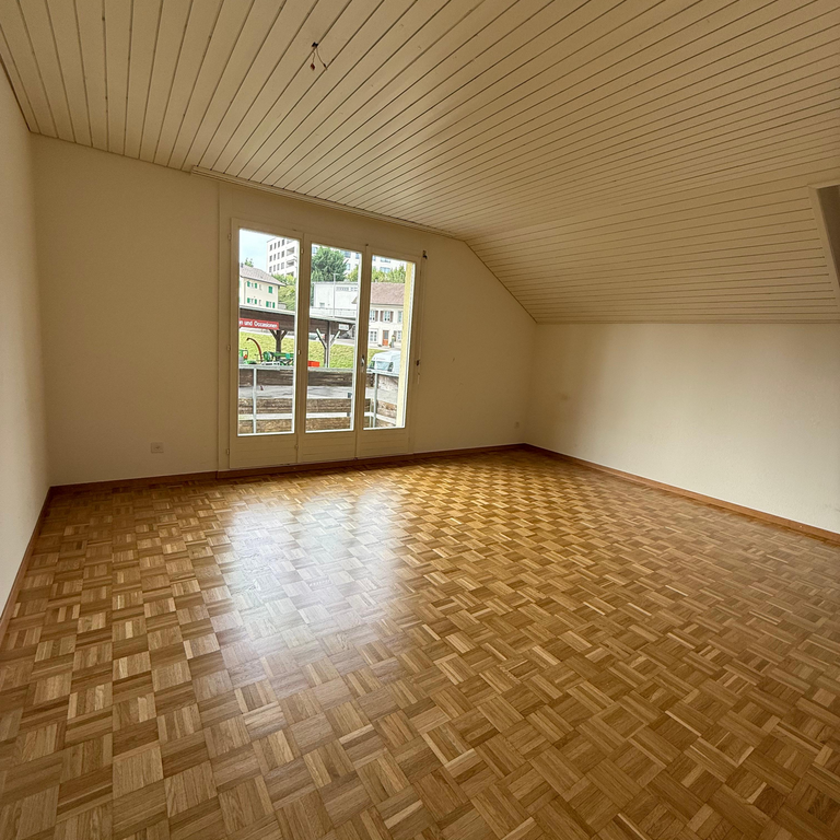 Grosszügige 3.5-Zimmerdachwohnung mit Balkon / Mietzinsaktion - Photo 1