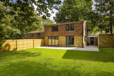 4 bedroom detached house to rent - Photo 2