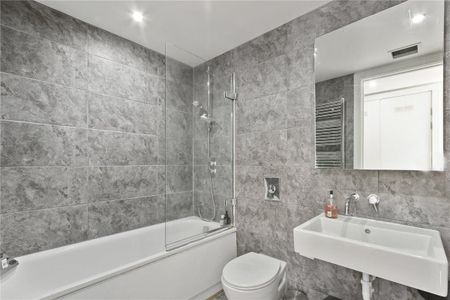 3 bedroom flat in Eastfields Avenue - Photo 2