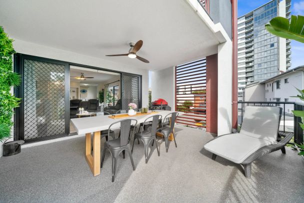 Fully-Furnished Modern Apartment in the Heart of Coorparoo - Photo 1