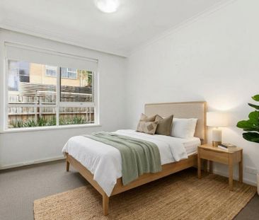 Spacious 2 Bedroom Apartment with Great Courtyard - Photo 5