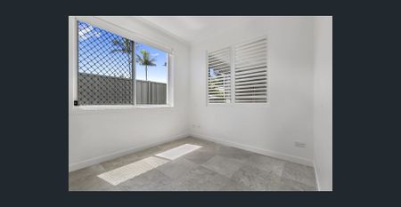 STUNNING HAMPTONS STYLE HOME WITH POOL - Photo 3