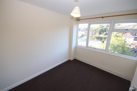 3 bedroom Flat to let - Photo 5