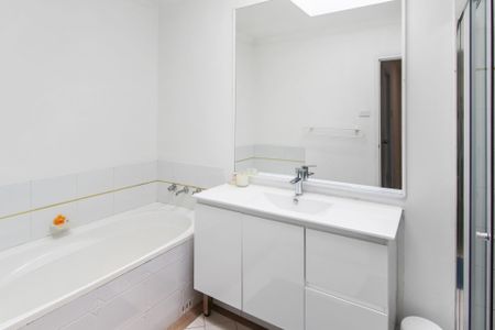 Spacious 3-Bedroom Townhouse - Photo 3