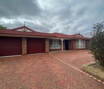 Large 4 Bedroom Home with 2 Living Areas! - Photo 6