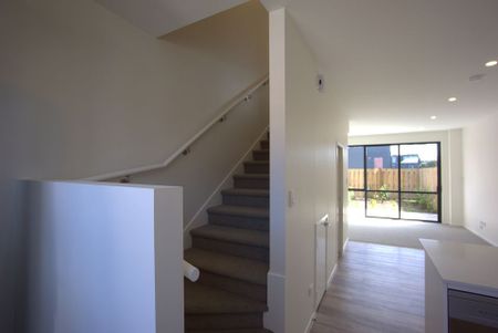 Modern North-facing Townhouse in Mt Wellington - Photo 3