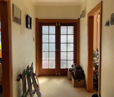 Charming 4BR Hataitai Haven w/ Garden - Photo 2