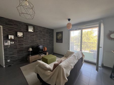 Location Appartement 3 pièces 56m² CHATEAUNEUF LES MARTIGUES 13220 - Photo 3