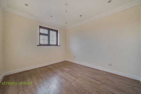 4 bedroom semi-detached house to rent - Photo 5