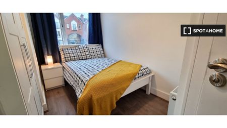 Bed in a triple room for rent in Dublin - Photo 2