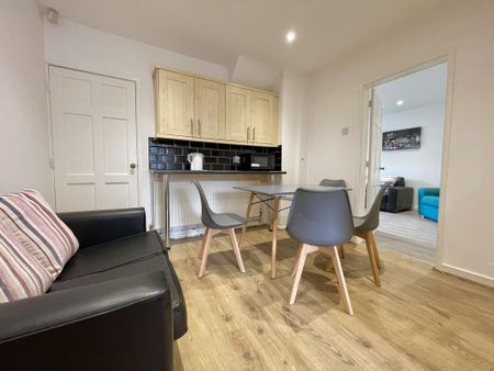 4 bedroom semi-detached house to rent - Photo 4