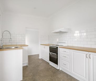 Charming Three-Bedroom Cottage in Prime Newtown Location - Photo 3