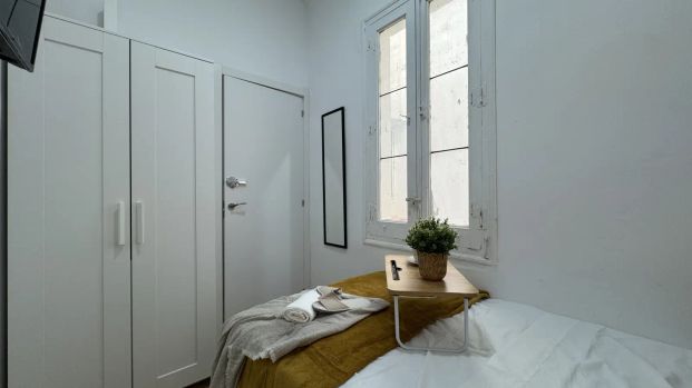 Room in shared apartment in Madrid - Photo 1