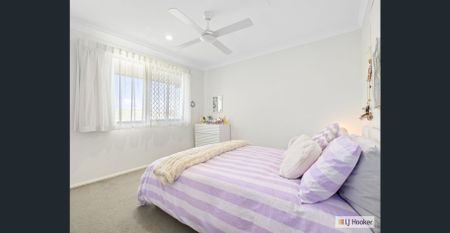 RENOVATED 3 BEDROOM TOWNHOUSE - SMALL PET CONSIDERED - Photo 3