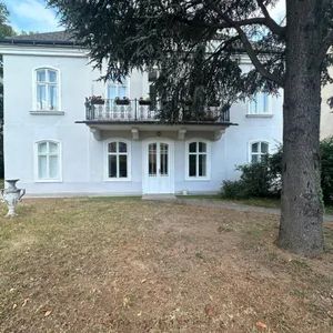 !! 1130 Wien, Speising !! Exklusive 150m2 Altbauwohnung in prachtvoller Villa mit großem Eigengarten und Pool zu vermieten! - Photo 2