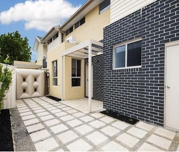 Stylish Townhouse in Unbeatable Location! - Photo 6