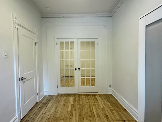 Mile-End : condo complètement rénové de 4 chambres + bureau, 2 salles de bains + stationnement extérieur, offert en location non-meublée ! - Photo 1