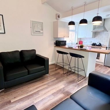 Fantastic modern 5 bedroom student accommodation - Photo 1