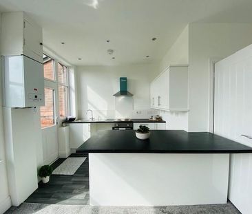 4 bedroom terraced house to rent - Photo 1