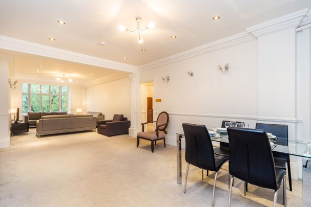 A beautiful five-bedroom apartment located on the fourth floor in St John’s Wood, London NW - Photo 1