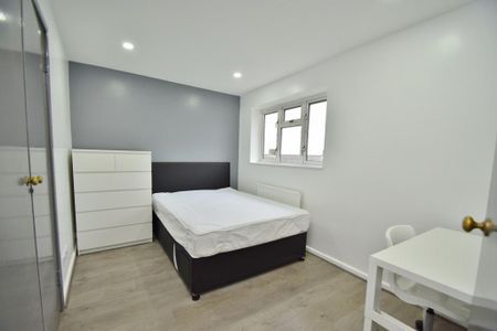 4 bedroom semi-detached house to rent - Photo 5