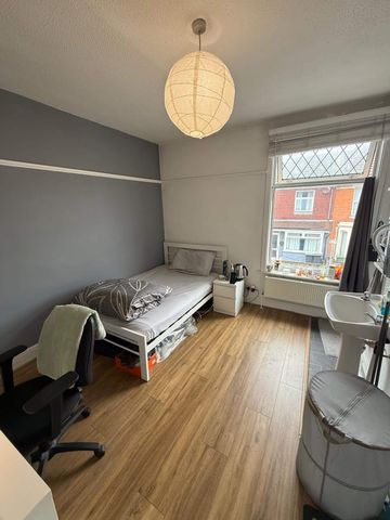 Lovely Double Room With Private Shower - Photo 5
