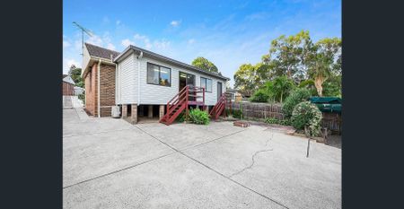 Superb family home with 3 bedrooms plus study - Photo 2